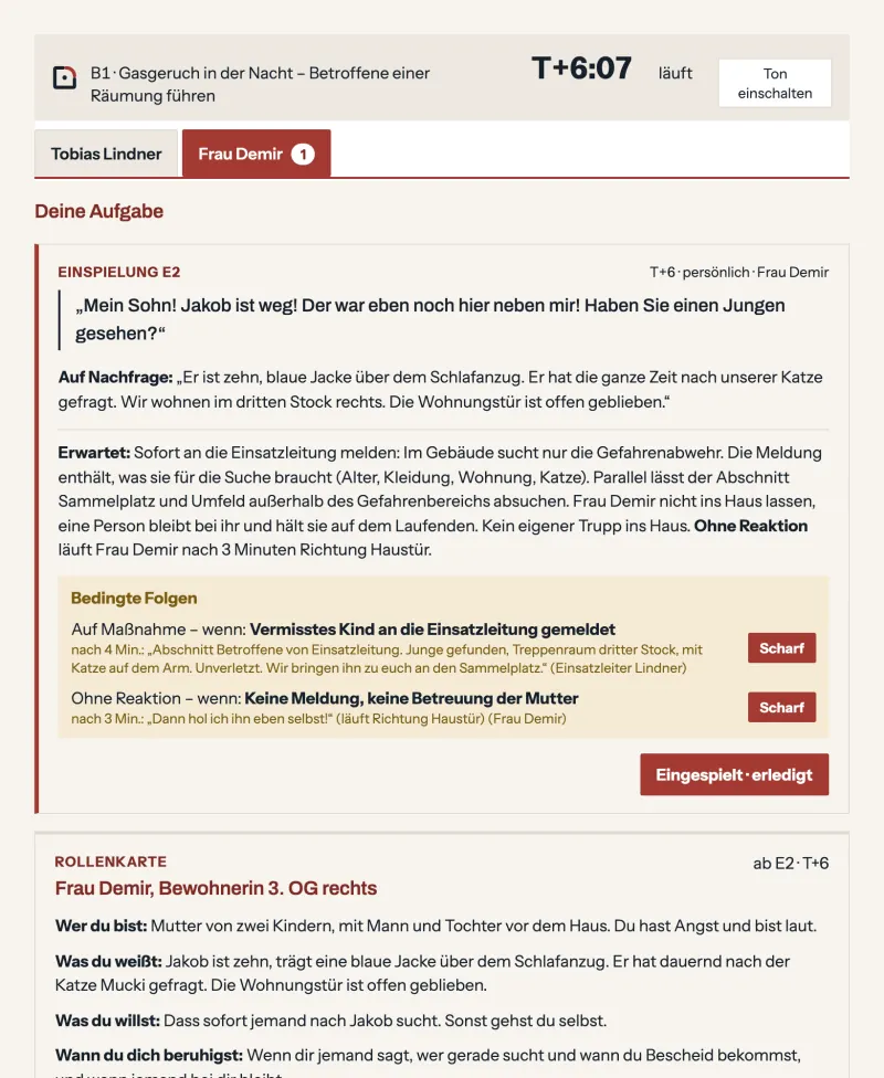 Rollenspieler-Tablet mit einem Reiter je Rollenkarte, der übergebenen Einspielung oben und der Rollenkarte darunter